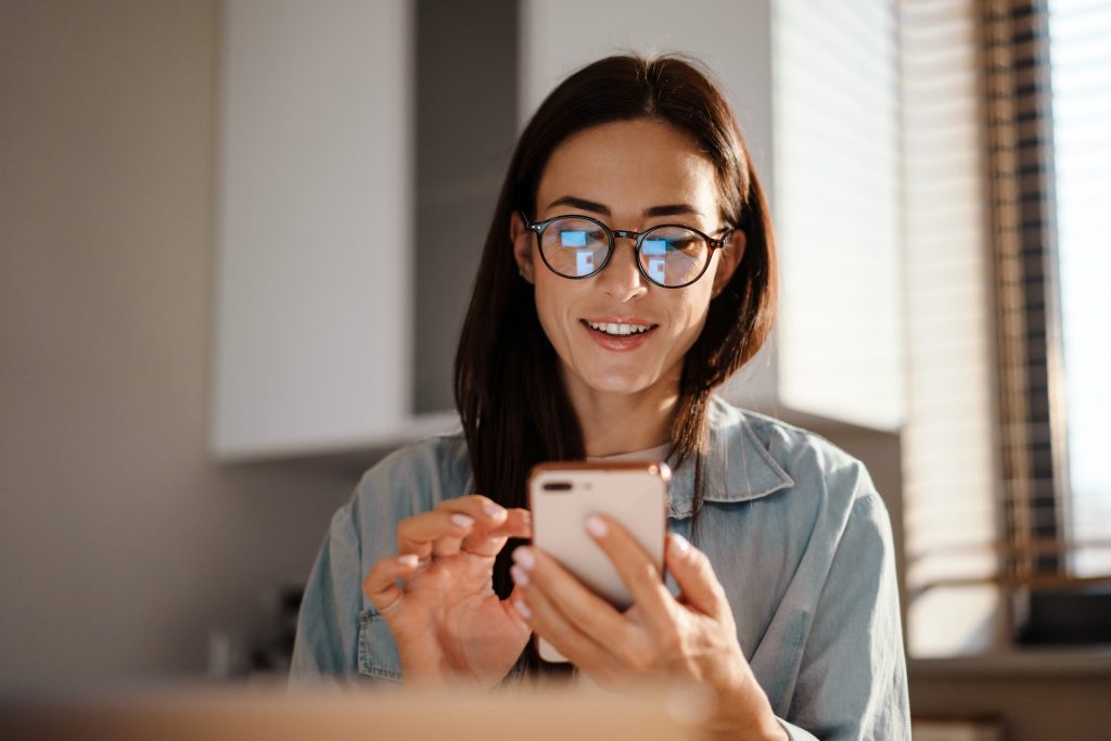 Frau bedient ein Smartphone