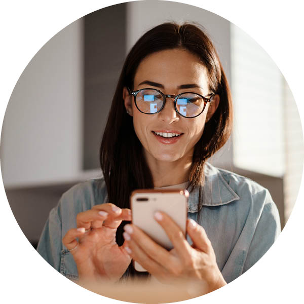 Frau bedient Smartphone